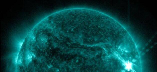 今天凌晨太陽爆發了一個強耀斑